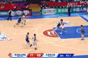 电光火石！尼克斯一条龙冲筐扣篮被大帽刘东补篮压哨得分